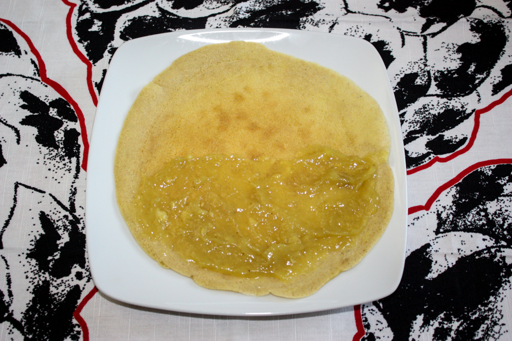 crepes alla banana - stendere la crema