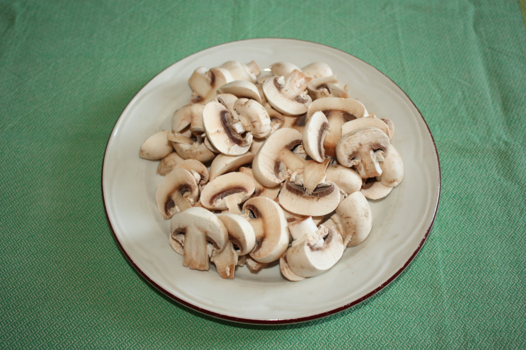 spaghetti con funghi e carciofi - tagliare i carciofi