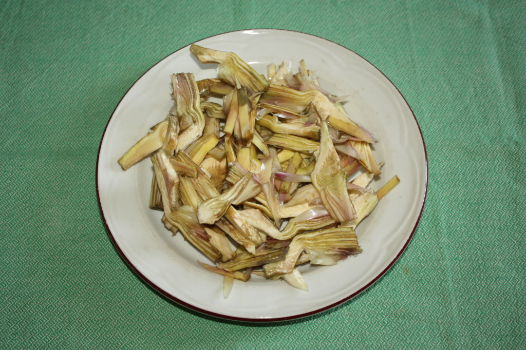 spaghetti con funghi e carciofi - tagliare i carciofi