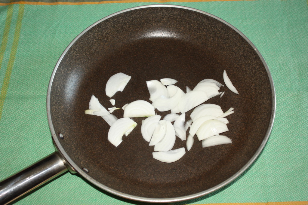 spaghetti con funghi e carciofi - saltare le cipolle