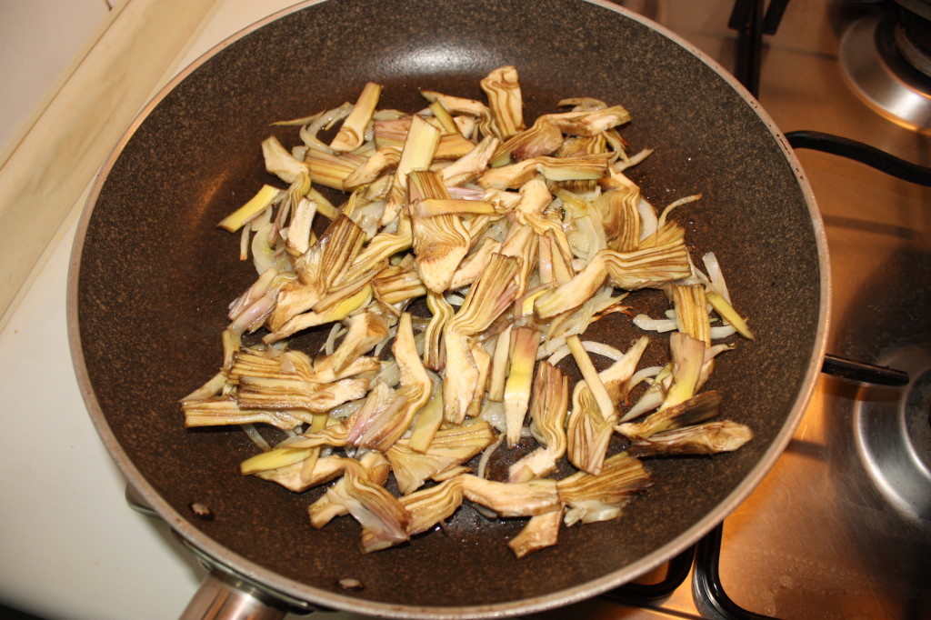 spaghetti con funghi e carciofi - cuocere i carciofi