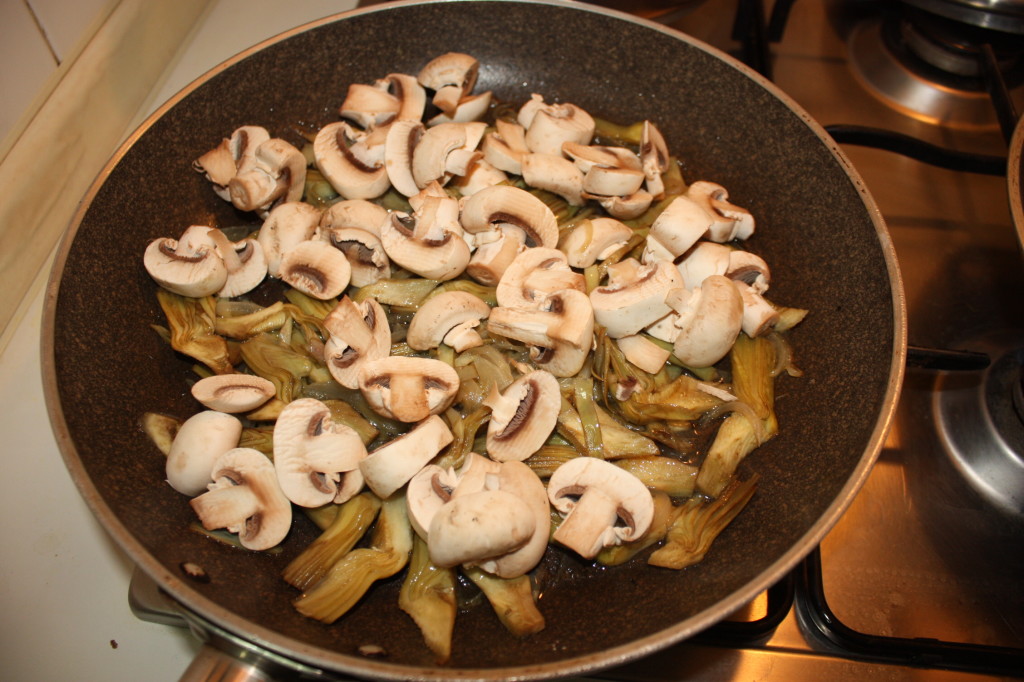 spaghetti con funghi e carciofi - cuocere i funghi