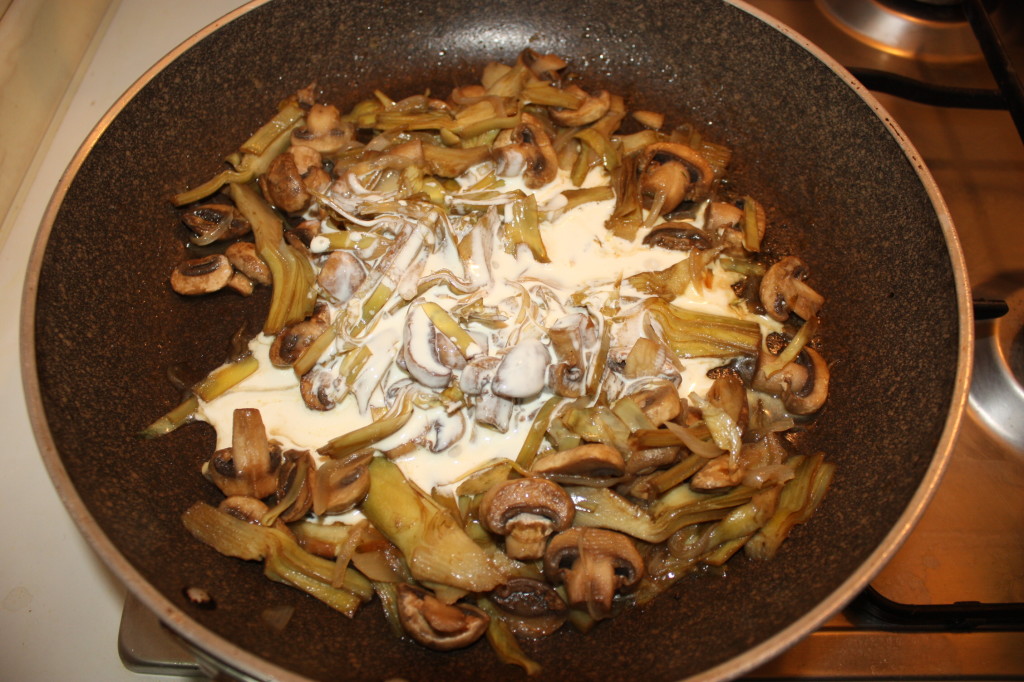 spaghetti con funghi e carciofi - amalgamare con la panna
