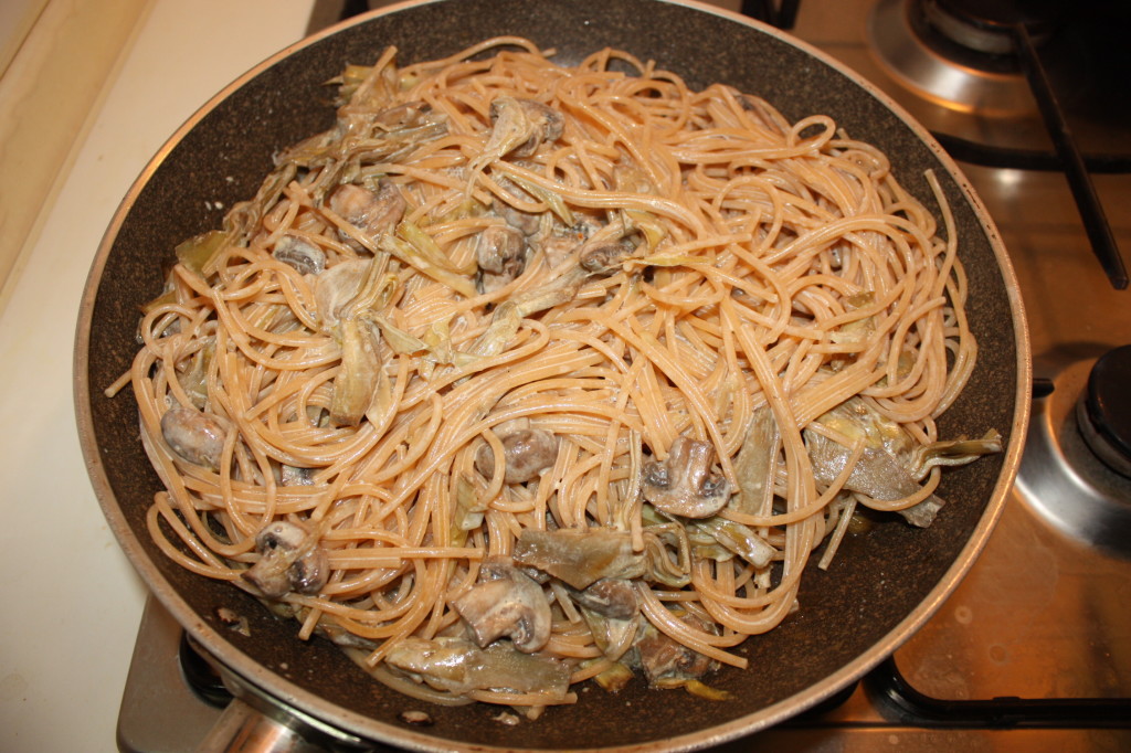 spaghetti con funghi e carciofi - unire gli spaghetti