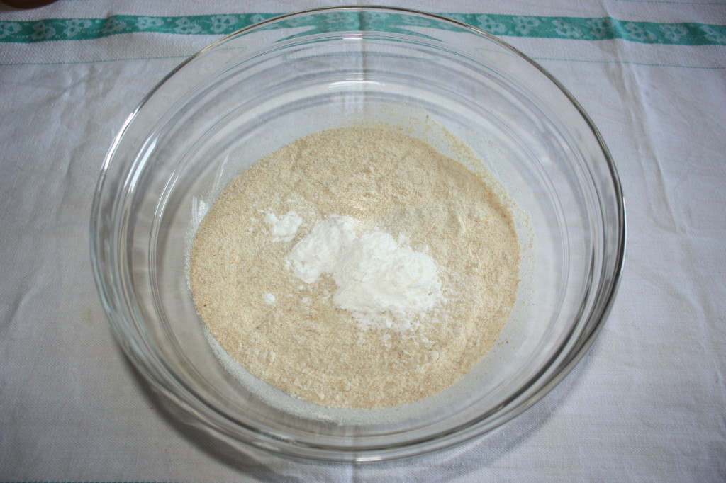 tortini di mela - setacciare la farina
