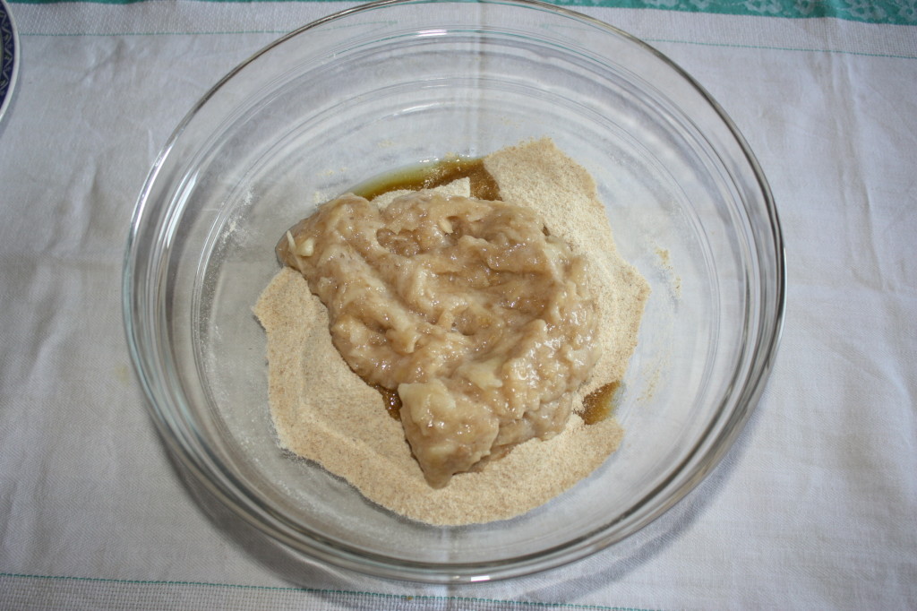 tortini di mela - unire la mela alla farina