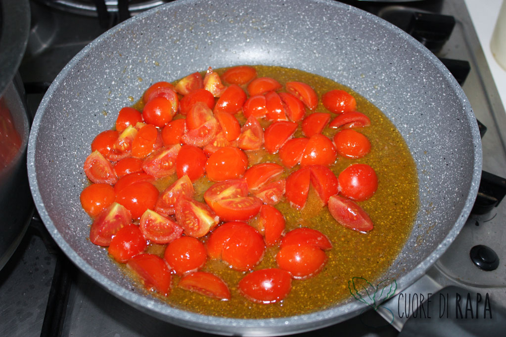 linguine alghe e pomodorini - saltare i pomodorini