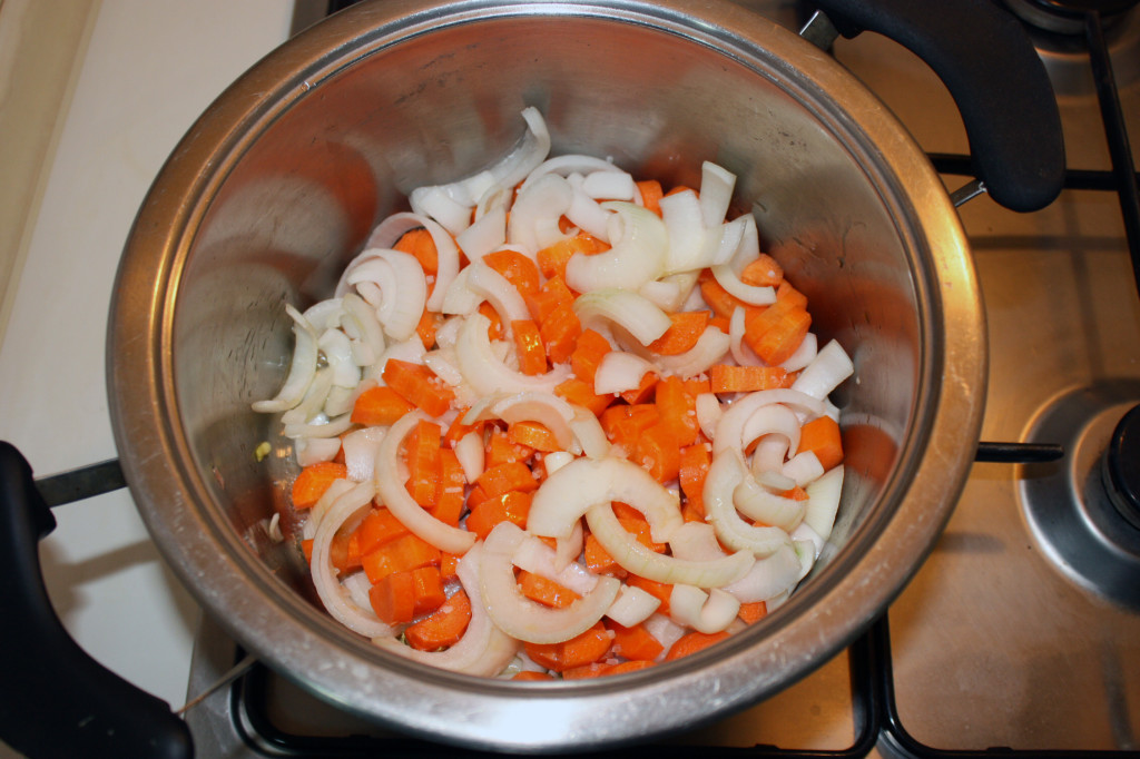 chili vegan - cuocere carote e cipolle