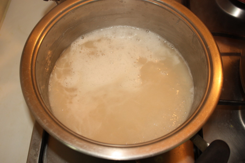 budino al cocco - bollire il latte