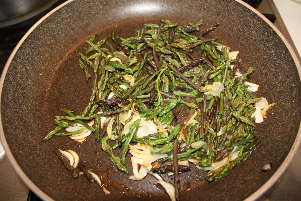 frittata di asparagi - cuocere gli asparagi