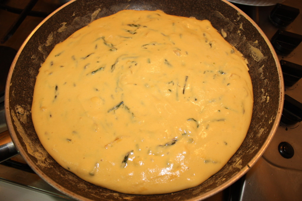 frittata di asparagi - versare la pastella di ceci