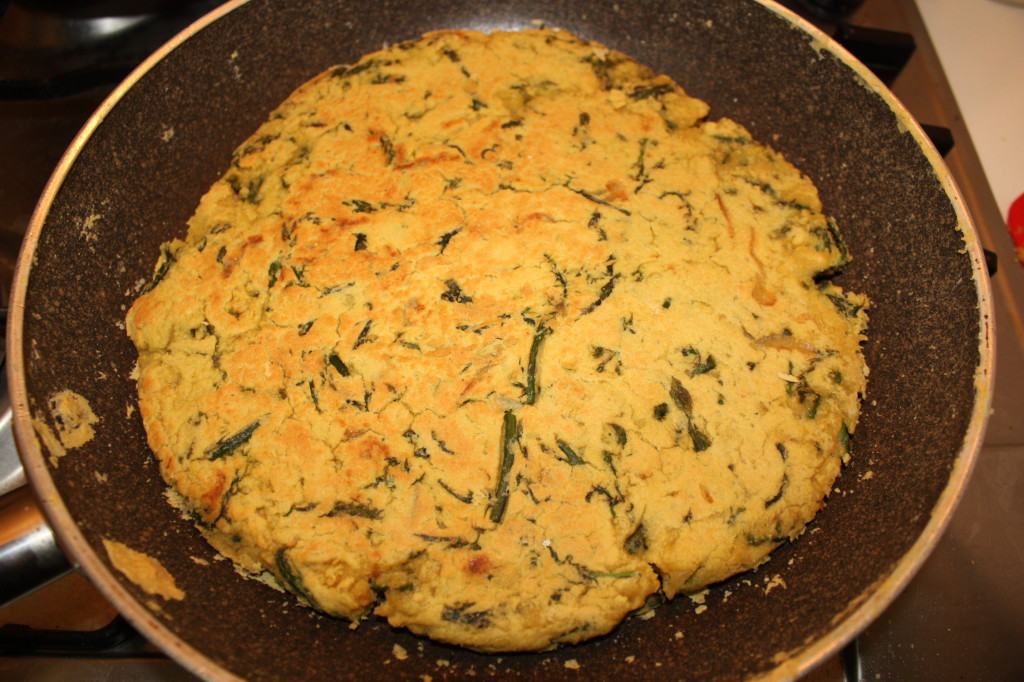frittata di asparagi - girare la frittata