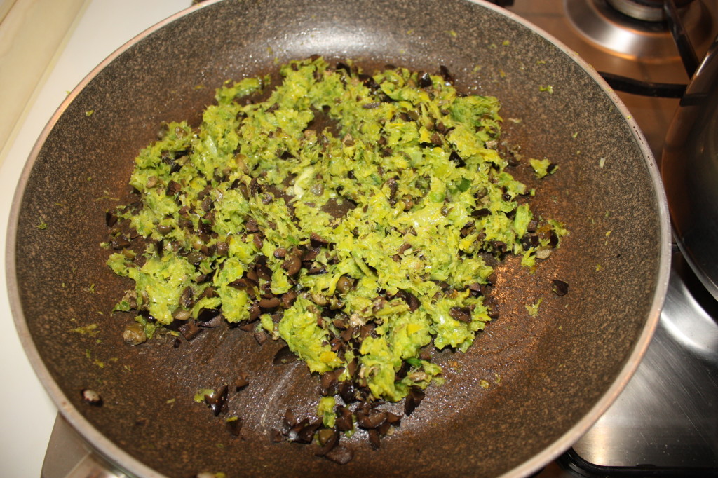 cous cous ai porri - unire olive e capperi