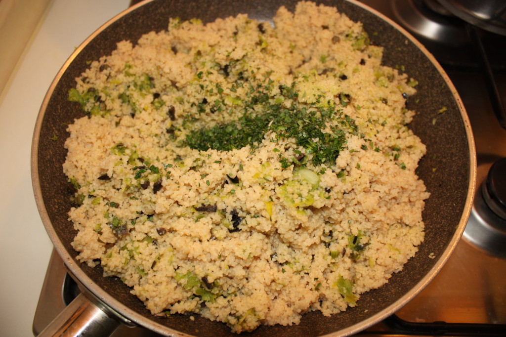cous cous ai porri - aggiungere erbe aromatiche