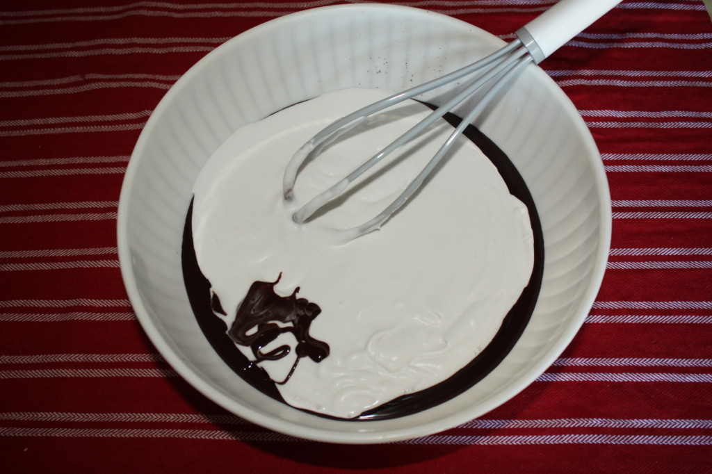 mousse al cioccolato e cocco - unire latte e cioccolato