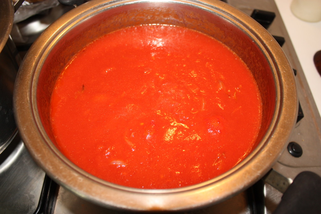 lasagna agli spinaci - cuocere la salsa di pomodoro