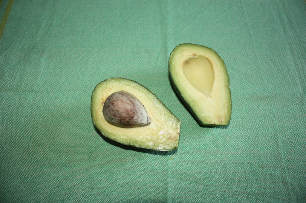 salsa guacamole - tagliare l'avocado