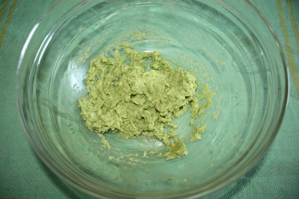 salsa guacamole - schiacciare l'avocado