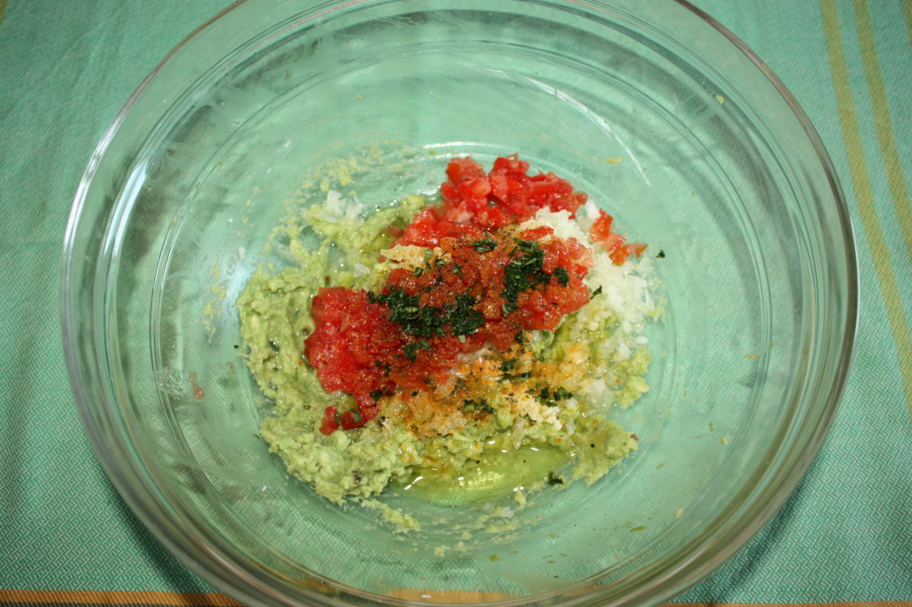salsa guacamole - unire tutti gli ingredienti