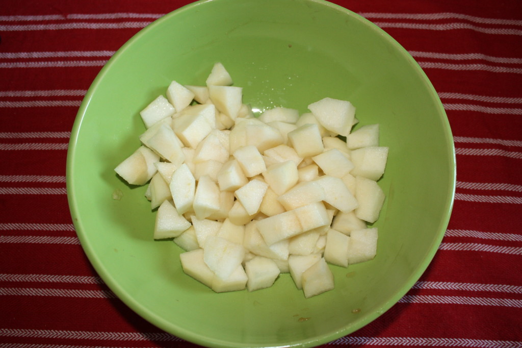 torta di frutta - tagliare le pere
