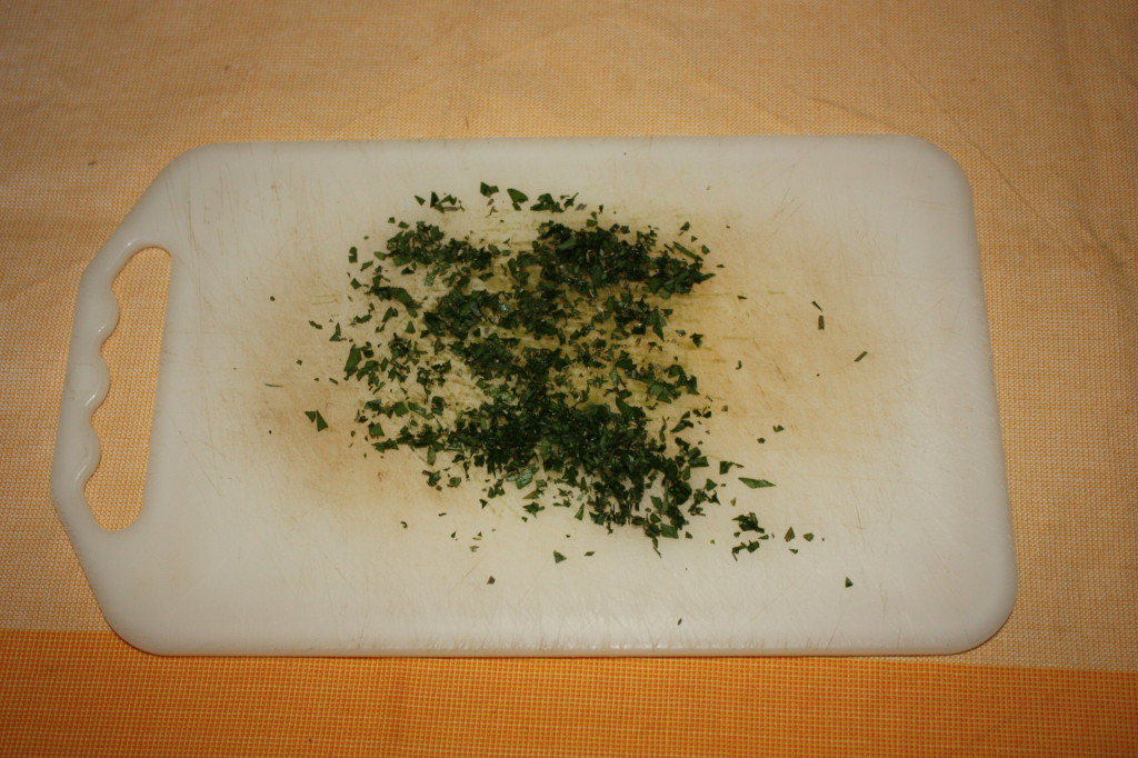 palline ai broccoli - sminuzzare le erbe aromatiche