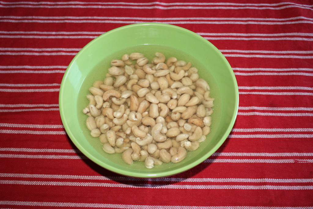 tortino di carote e mandorle con glassa di anacardi - anacardi in ammollo