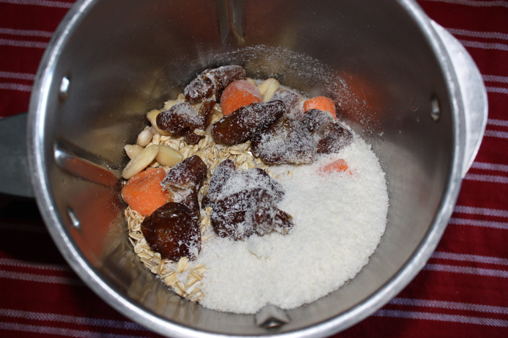 tortino di carote e mandorle con glassa di anacardi - frullare gli ingredienti