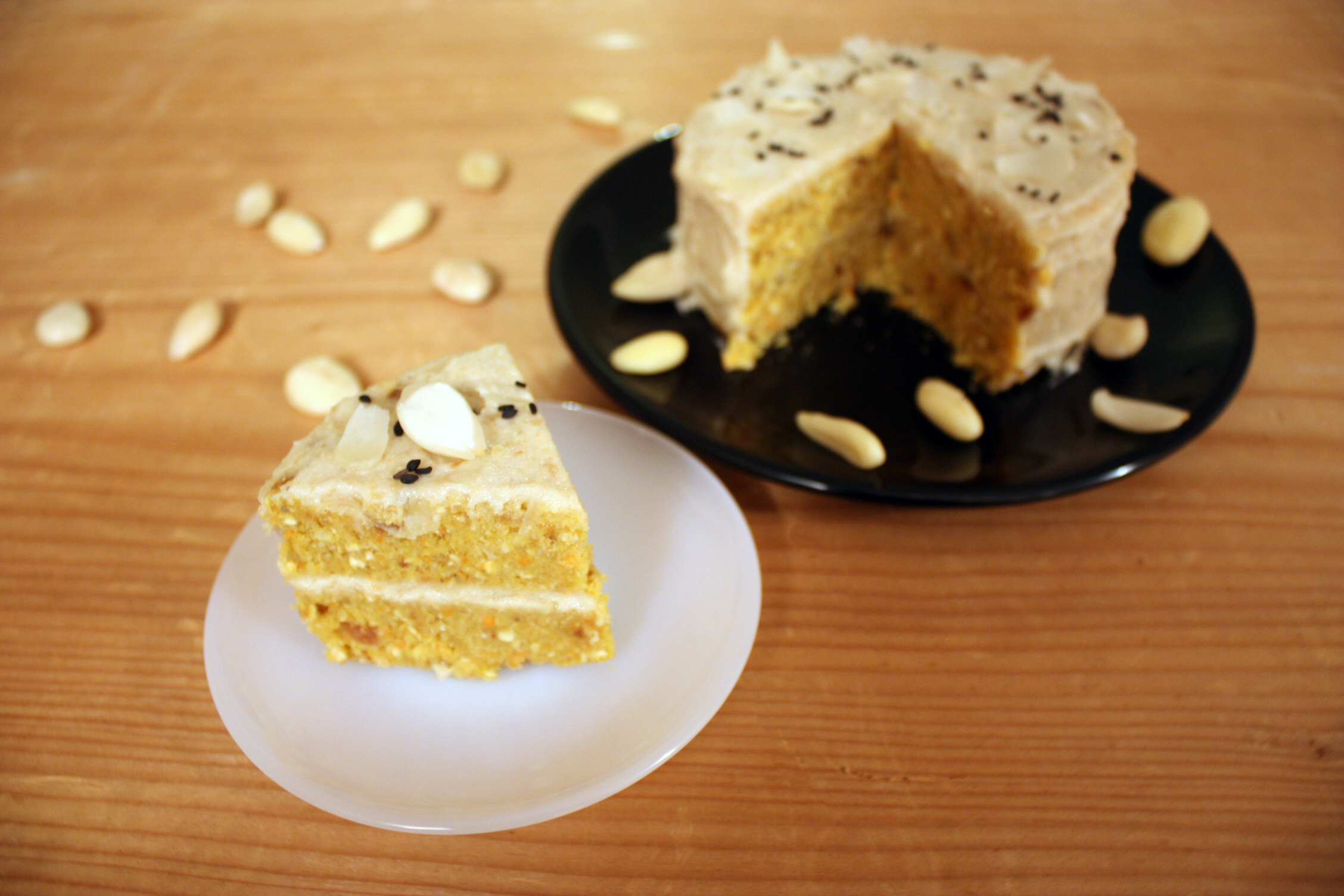 Tortino Di Carote E Mandorle Con Glassa Di Anacardi – Piatto Pronto