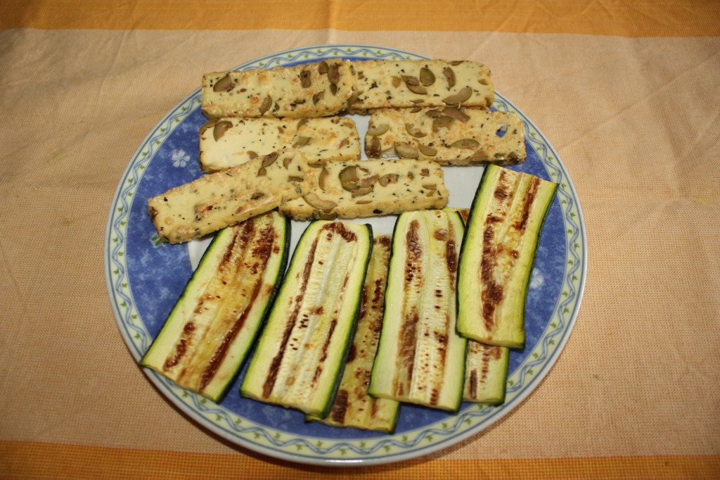 mattoncini di zucchine e tofu con crema di pomodoro - zucchine e tofu grigliato