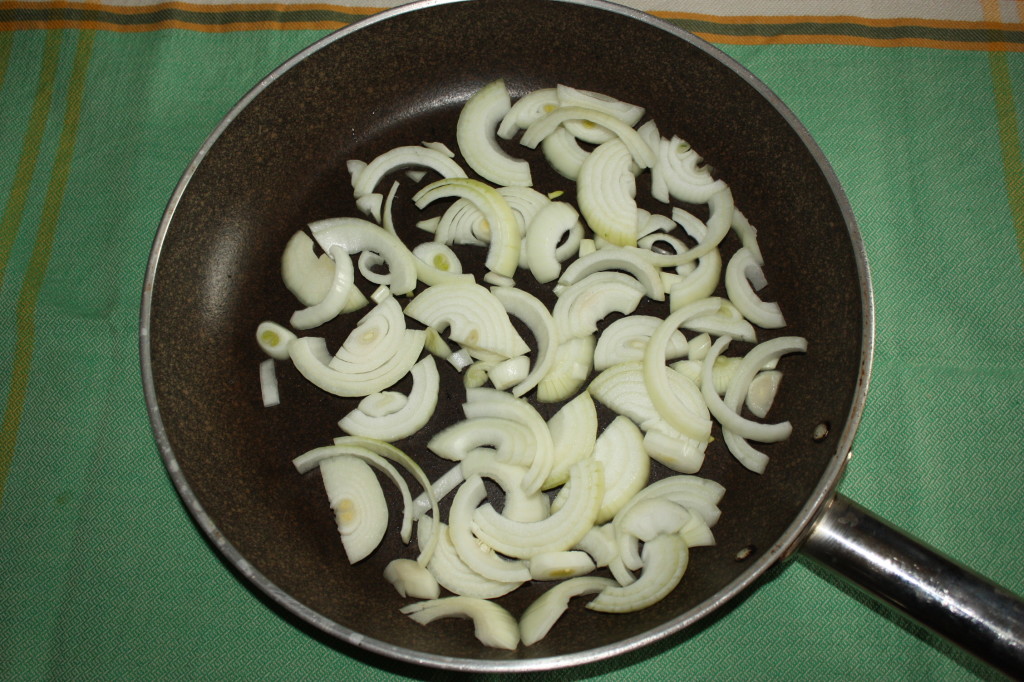 verdure al latte di cocco - tagliare la cipolla