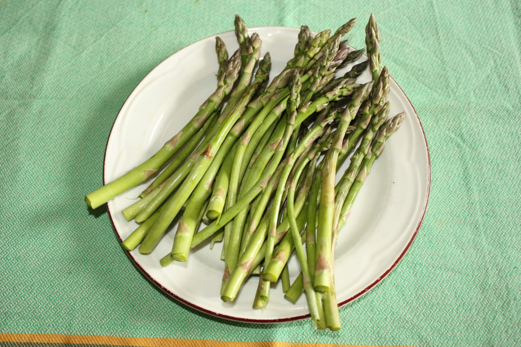 Asparagi con salsa di tofu - lavare gli asparagi