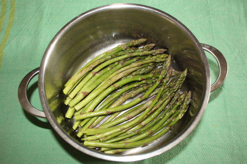 Asparagi con salsa di tofu - cuocere gli asparagi