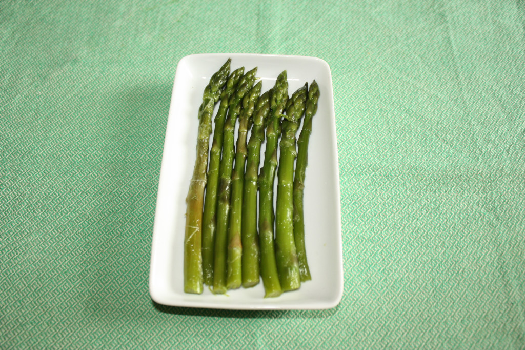 asparagi con salsa di tofu - asparagi cotti