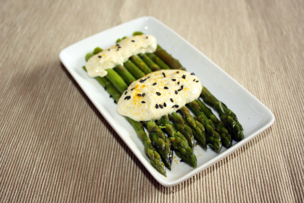 asparagi con salsa di tofu - piatto pronto