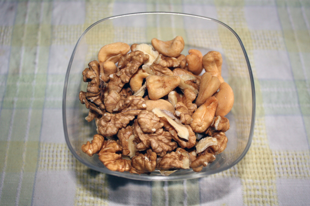 porri con granella croccante e uvetta - anacardi e noci