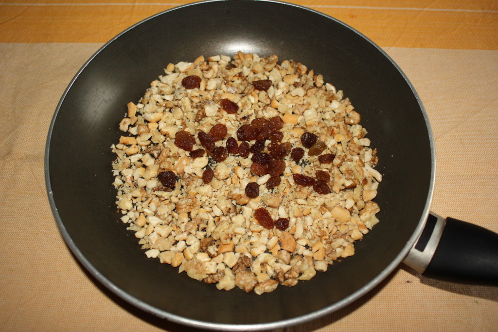 porri con granella croccante e uvetta - dorare granella e uvetta
