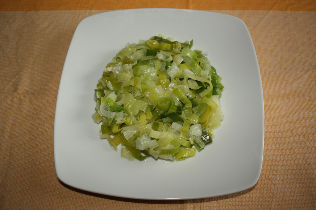 porri con granella croccante e uvetta - impiattare i porri