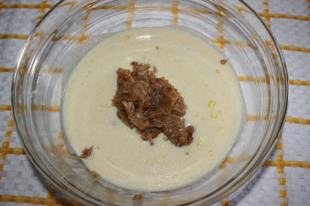 ciambellone bicolore - unire datteri e banana frullati