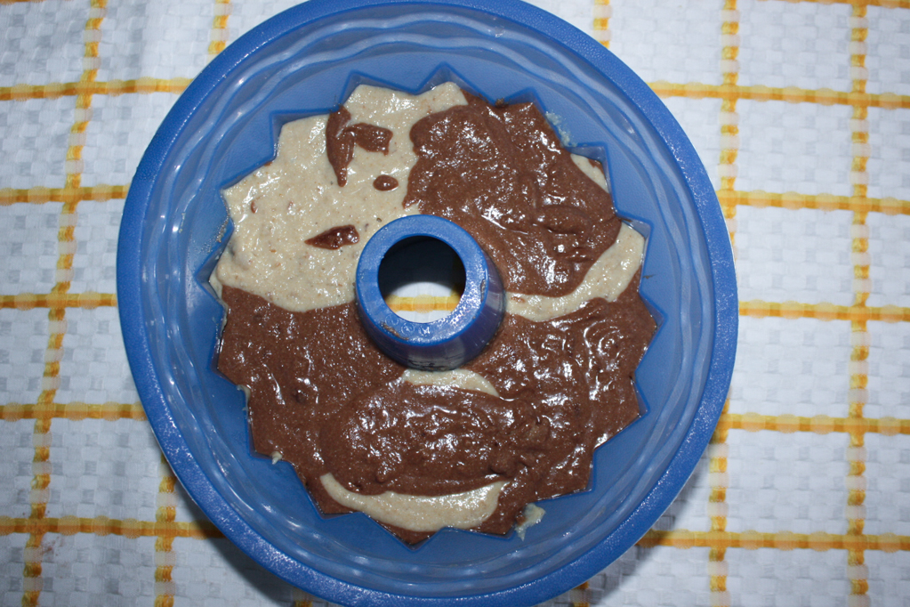 ciambellone bicolore - creare la forma bicolore