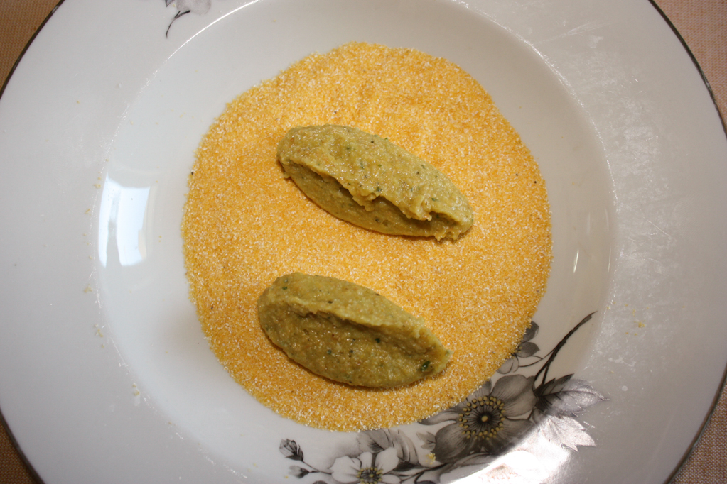 crocchette di patate aromatizzate - impanare le crocchette