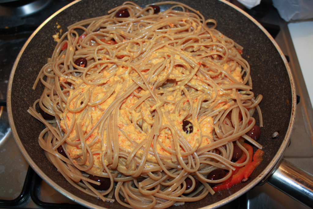 Linguine con crema di peperoni e olive - unire la pasta ai peperoni