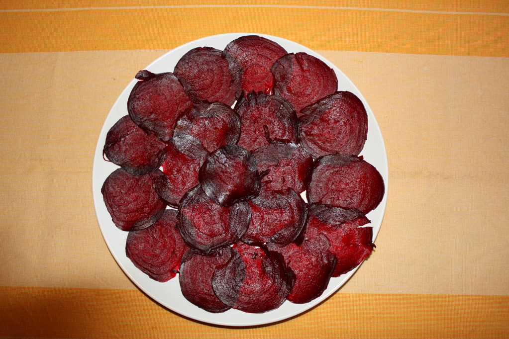 carpaccio di rapa rossa - disporre le fette
