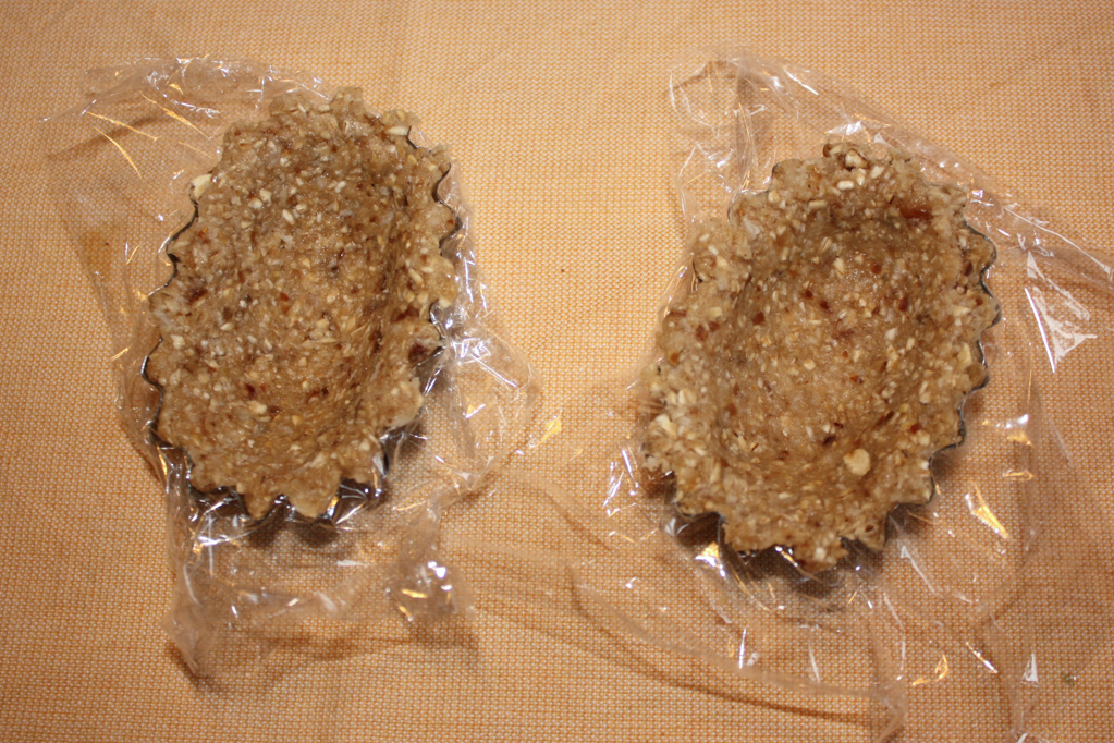 barchette di avena con crema di banana al cioccolato - dare la forma all'impasto di avena