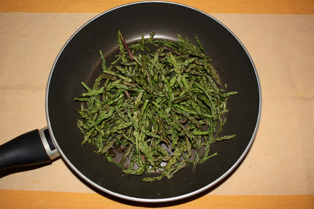 crostini di asparagi - saltare gli asparagi