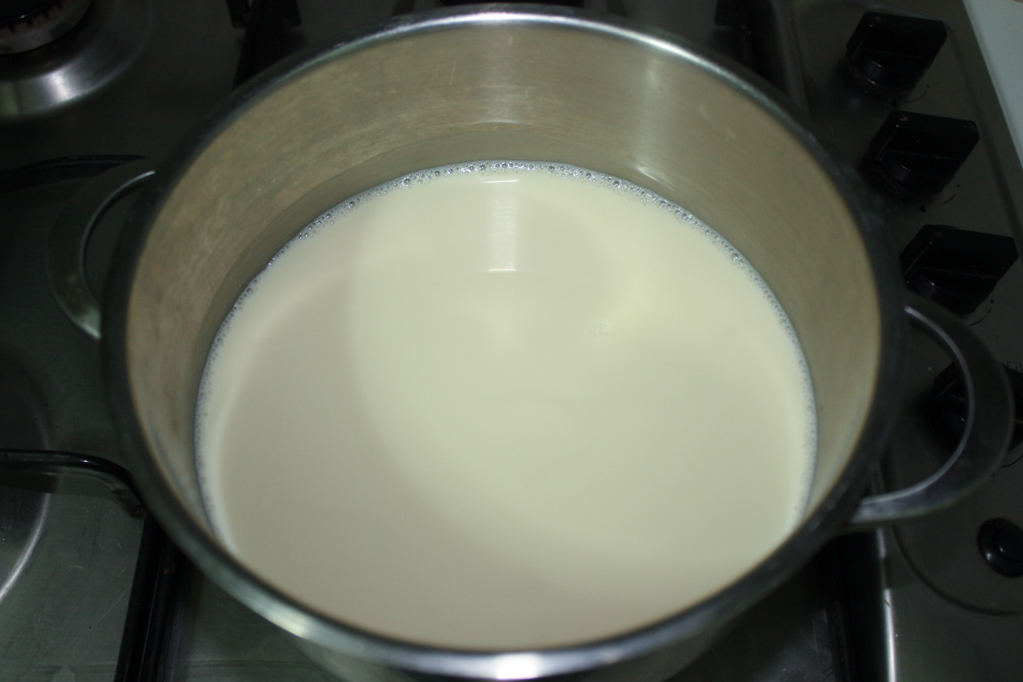 ricotta alle erbe - bollire il latte di soia