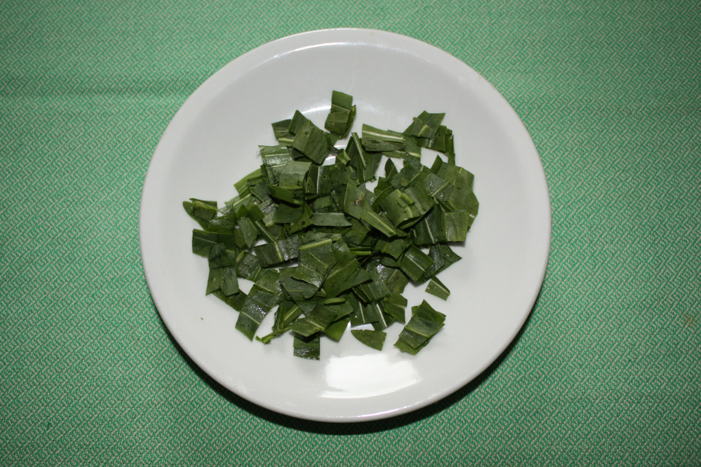 ricotta alle erbe - tagliare le erbe a pezzi