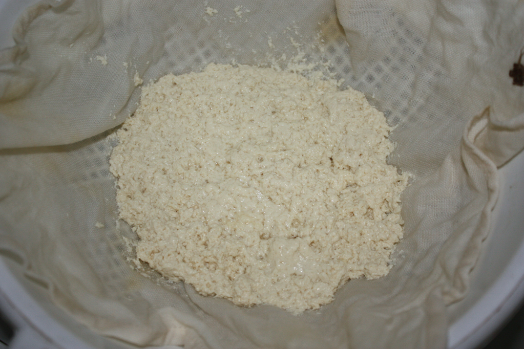 ricotta alle erbe - far scolare il caglio