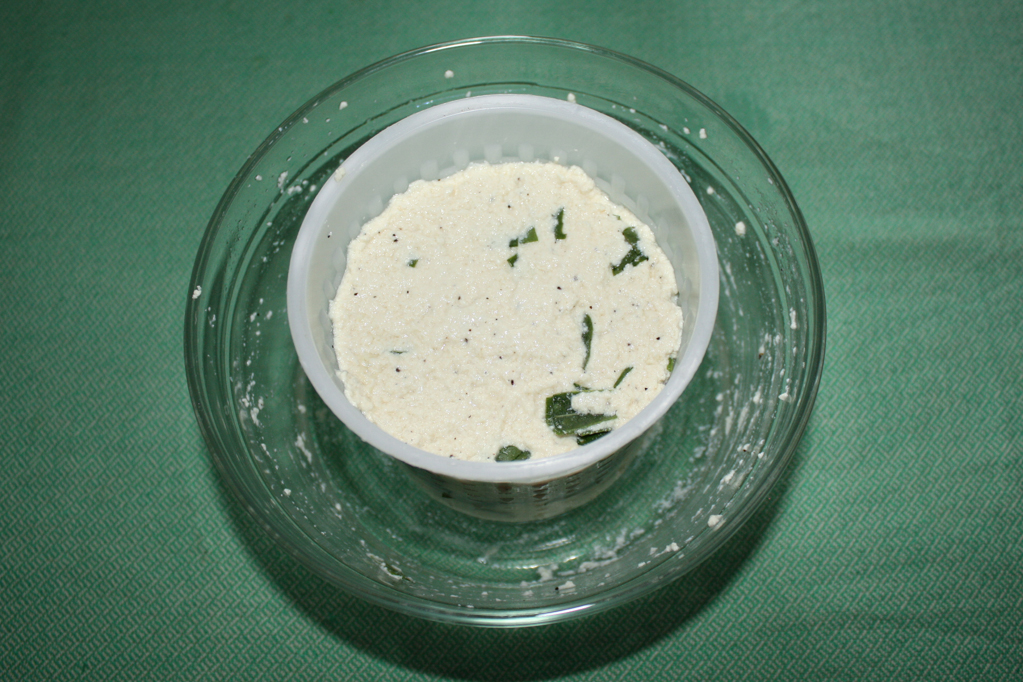 ricotta alle erbe - versare in un cestello