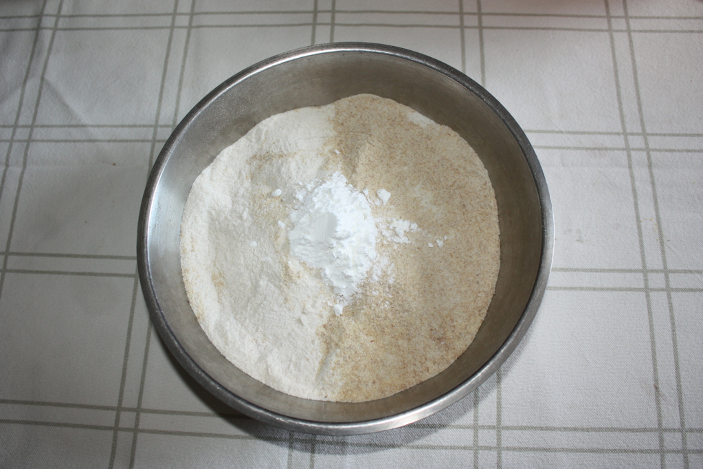 torta di mele e ciliegie - setacciare le farine