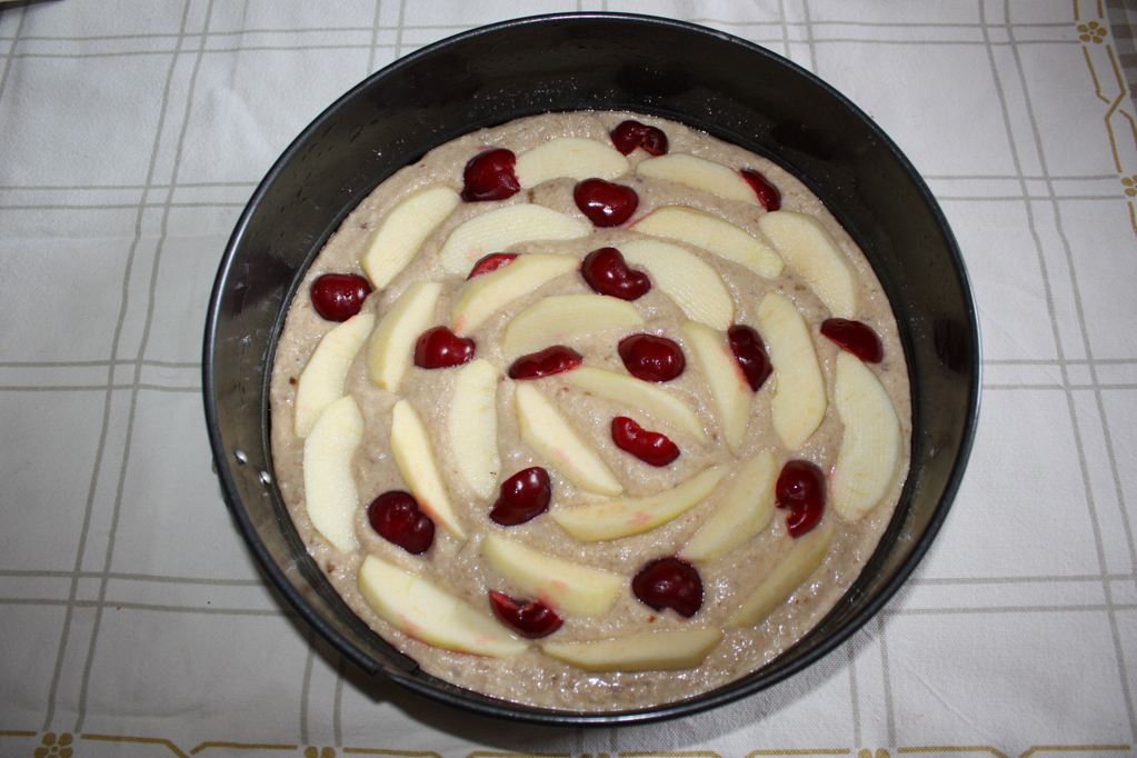 torta di mele e ciliegie - aggiungere mele e ciliegie